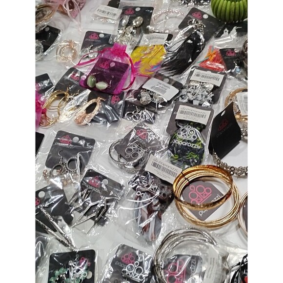 Paparazzi Jewelry Lot 50 Pieces - Necklaces, Bracelets, Earrings. - Picture 4 of 16